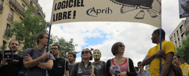 L'April manifeste contre l'ACTA, <a href=http://www.flickr.com/photos/nbarcet/7169434311/in/set-72157630087893372>photo de Nicolas Barcet</a>
